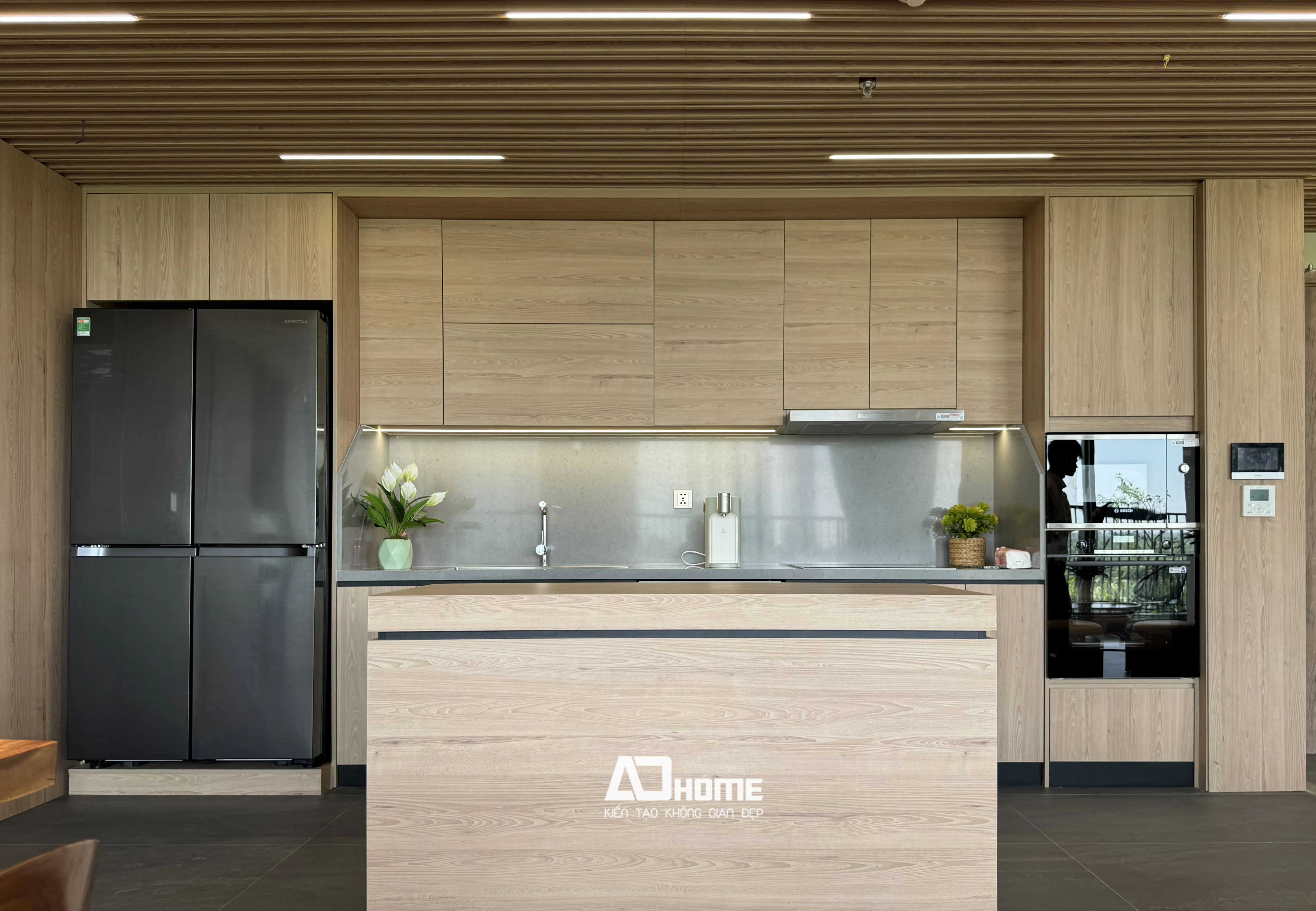 Thi công nội thất phòng bếp Vinhomes với thiết kế bếp mở và phụ kiện thông minh