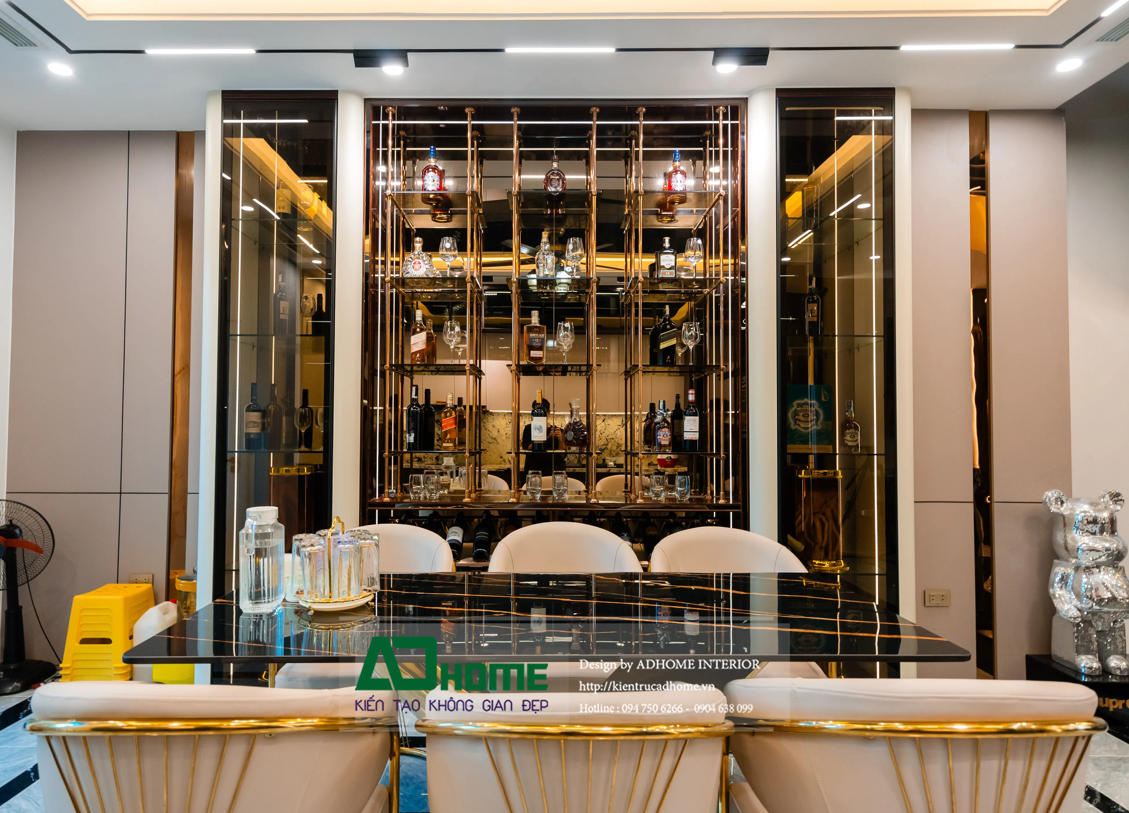 Thi công nội thất phòng bếp phong cách Luxury với đá đối vân và inox mạ vàng sang trọng