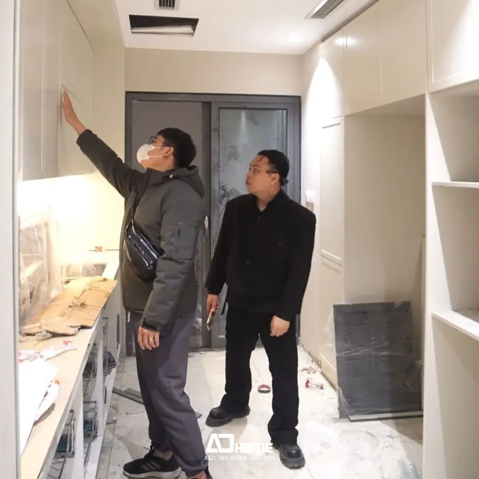 Lắp đặt hệ thống kỹ thuật khi thi công bếp chung cư Vinhomes đảm bảo vị trí ổ cắm và ống hút mùi