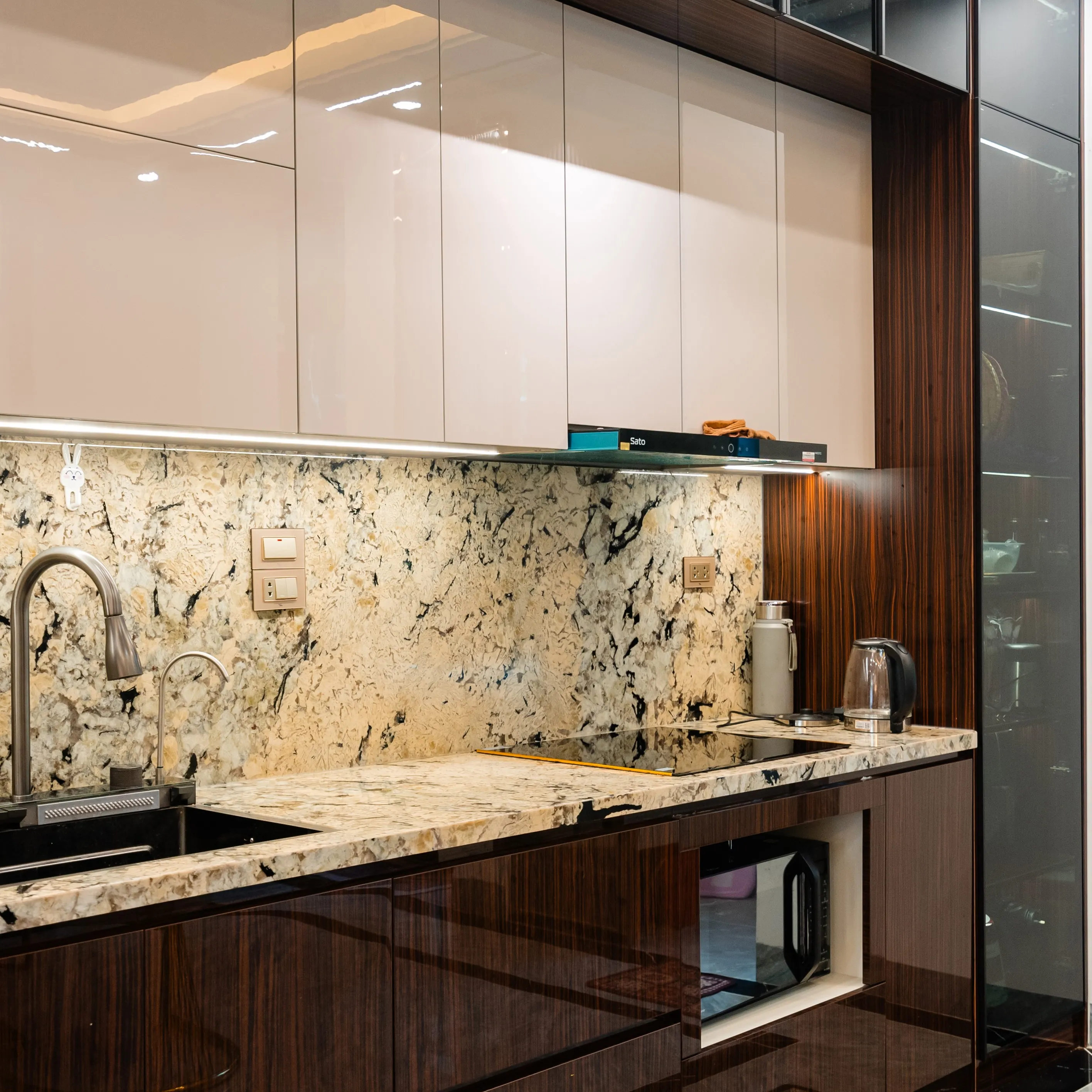 Thi công nội thất phòng bếp cho biệt thự phong cách Luxury 02