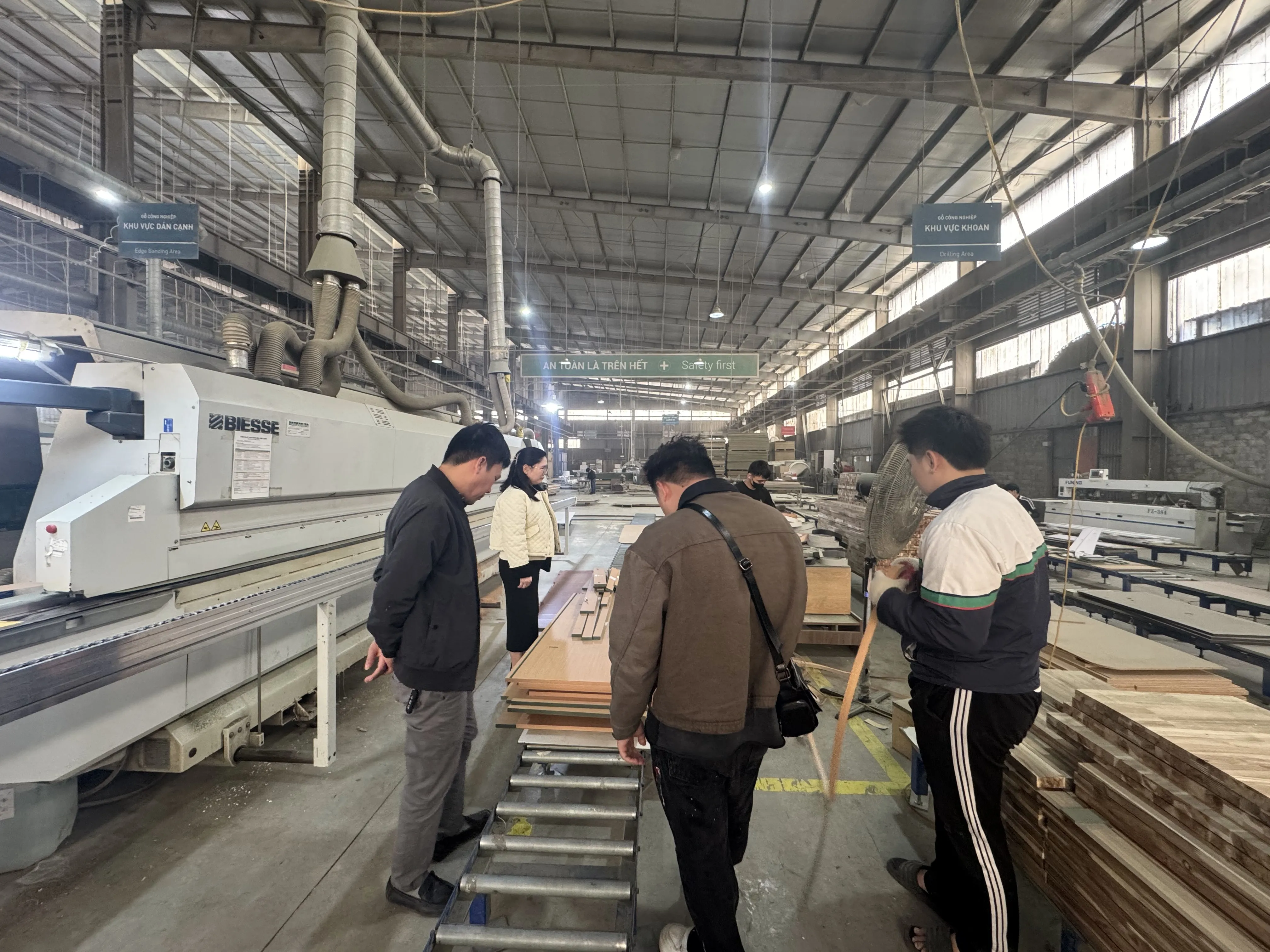 Xưởng sản xuất thi công nội thất chung cư Vinhomes tại ADHome với máy cắt CNC hiện đại